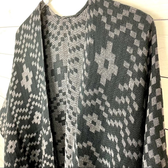 Gap Geo Print Shrug/Wrap OS - Picture 3 of 7